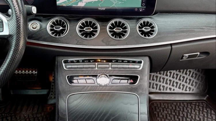 Mercedes-Benz Classe E 220 COUPE AMG