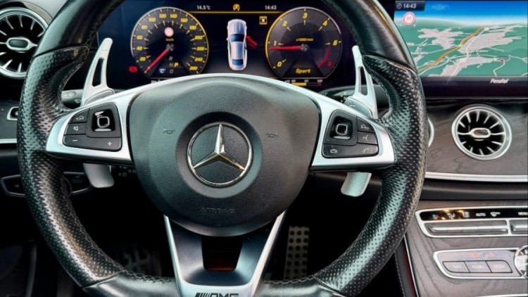 Mercedes-Benz Classe E 220 COUPE AMG